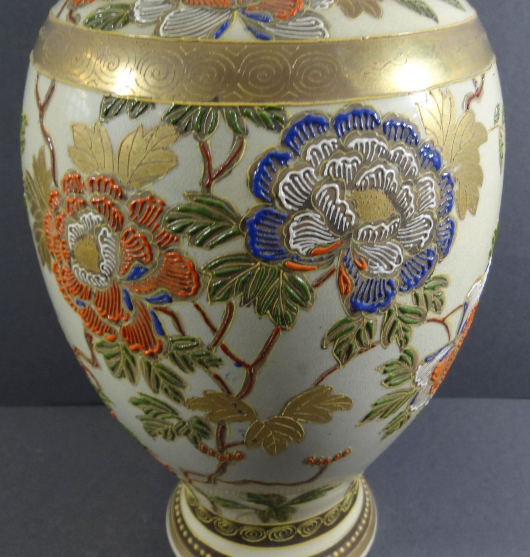 Vase, Japan, mit Blumen und Golddekor, H-30 cm - Bild 2 aus 6