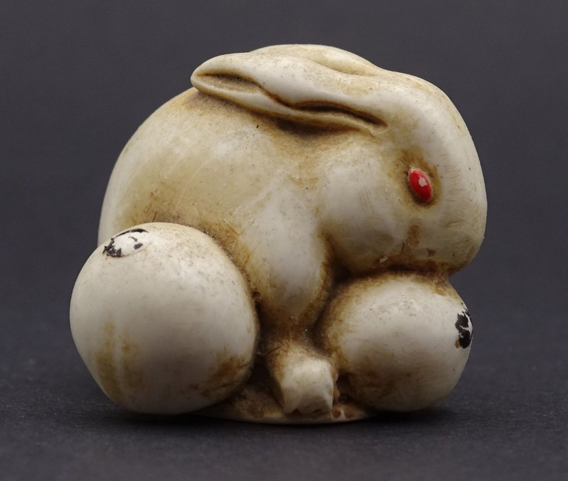 Netsuke - Hase mit Mispel, signiert, H- 2,7cm