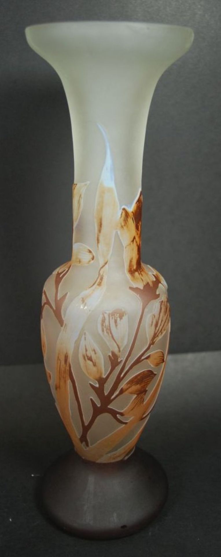 unleserl. signierte Jugendstil-Vase, Zweigdekor, , überfangen und geschnitten, H-28,5 cm - Image 2 of 7