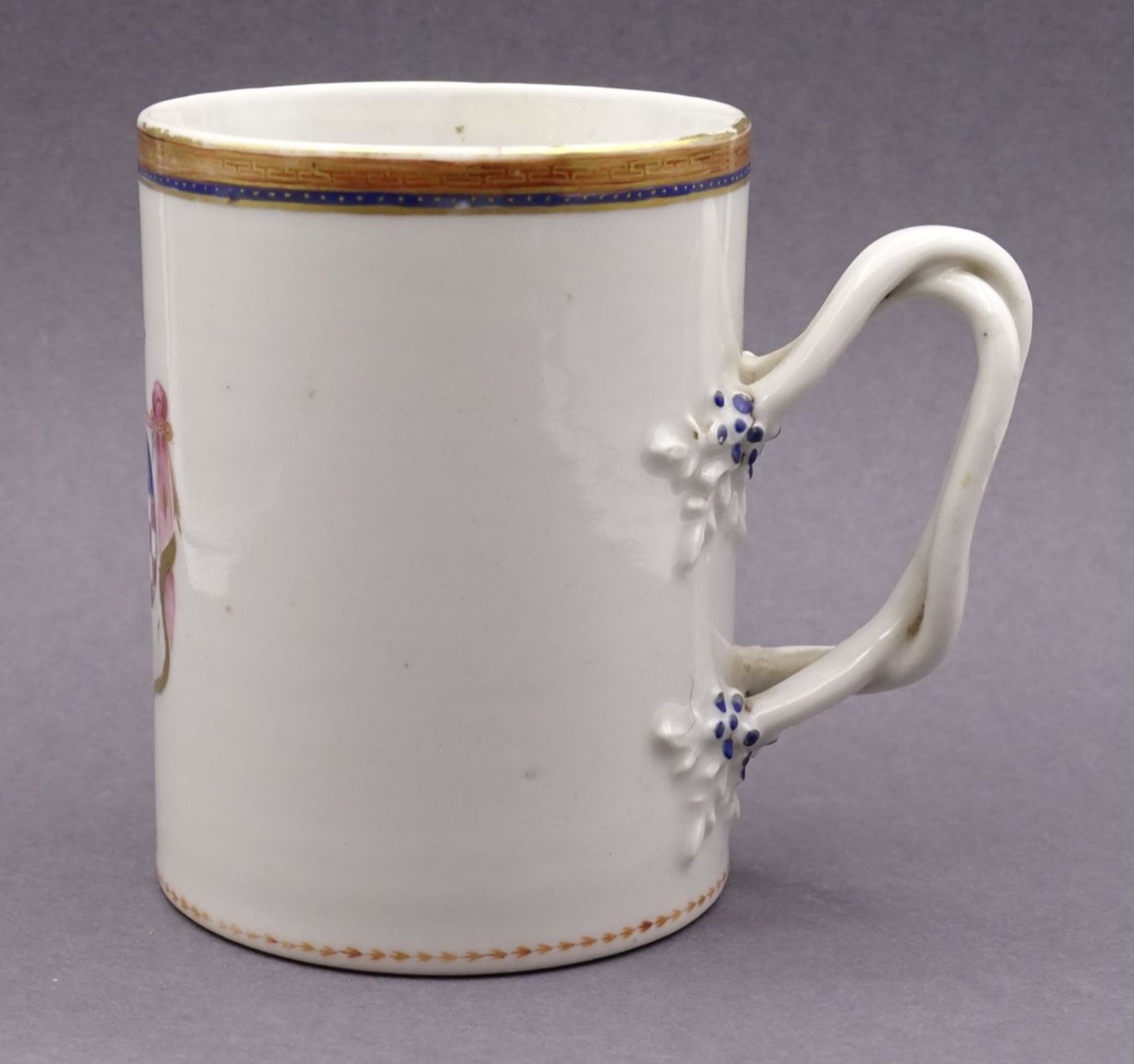 seltene Kaffeetasse, 19.Jhd.,mit Adelswappen und verschlungenen Henkel ,H- 10cm,ungemarkt - Image 3 of 7