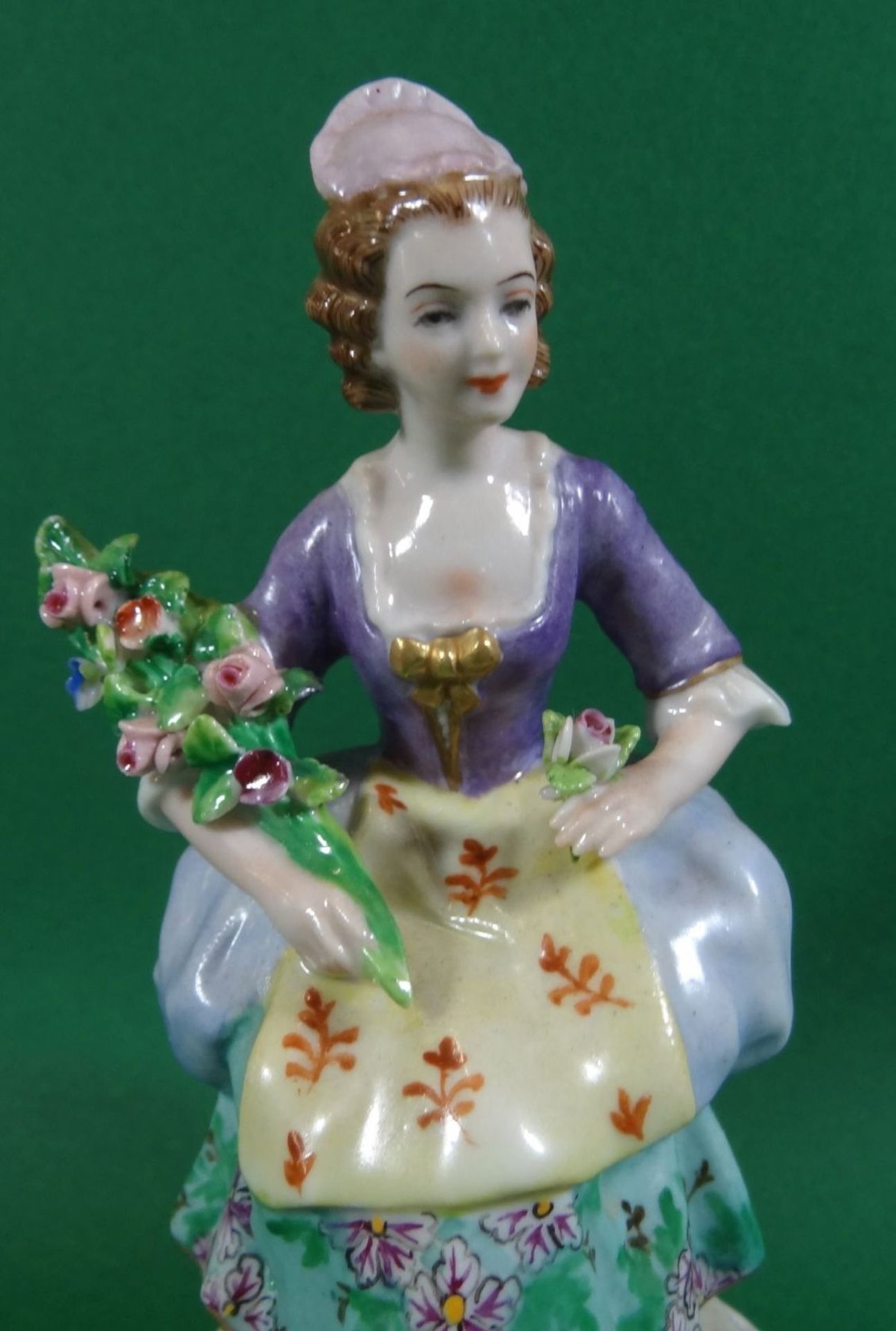 sitzende Dame mit Blumenstrauss "Sitzendorf", bemalt, H-13 cm, - Image 2 of 5