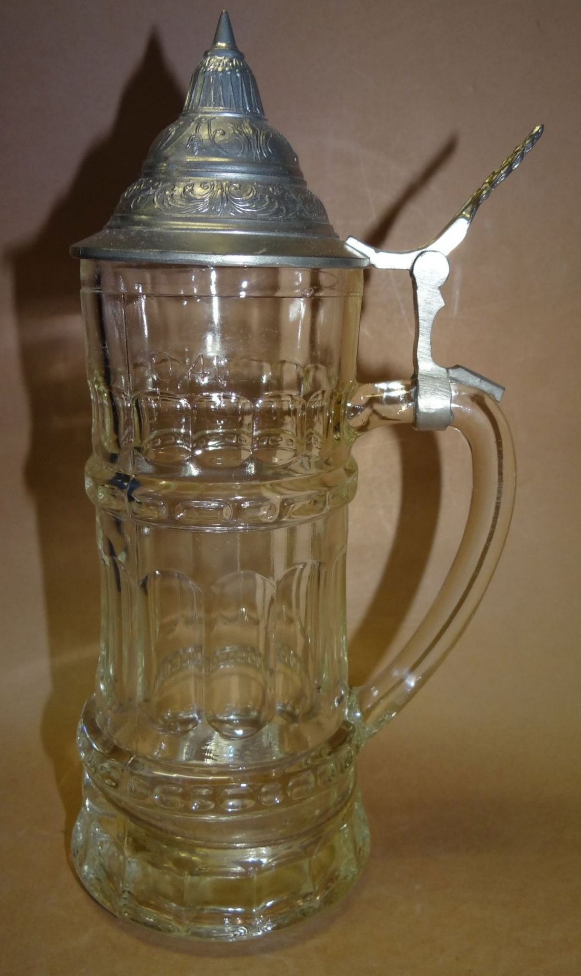 hoher Bierkrug mit Zinndeckel, Pressglas, H-24 cm, Eichstrich 0,4 L - Image 2 of 4