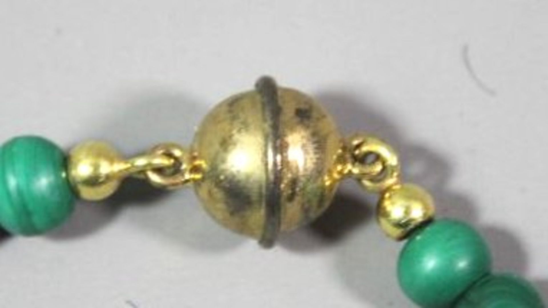 Halskette, Malachit, Steine im Verlauf, Magnetschließe, ca. L-42cm. - Image 2 of 3