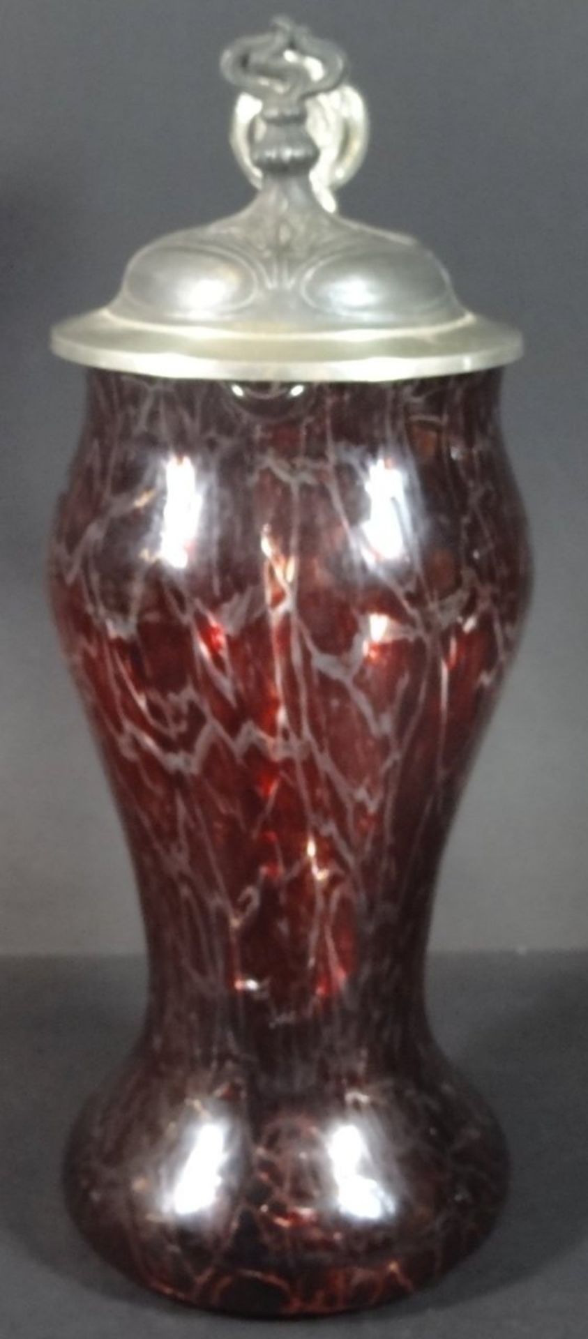 Jugendstil-Weinkrug mit Zinndeckel, weiss geädertes rotes Glas, H-24 cm - Image 2 of 7