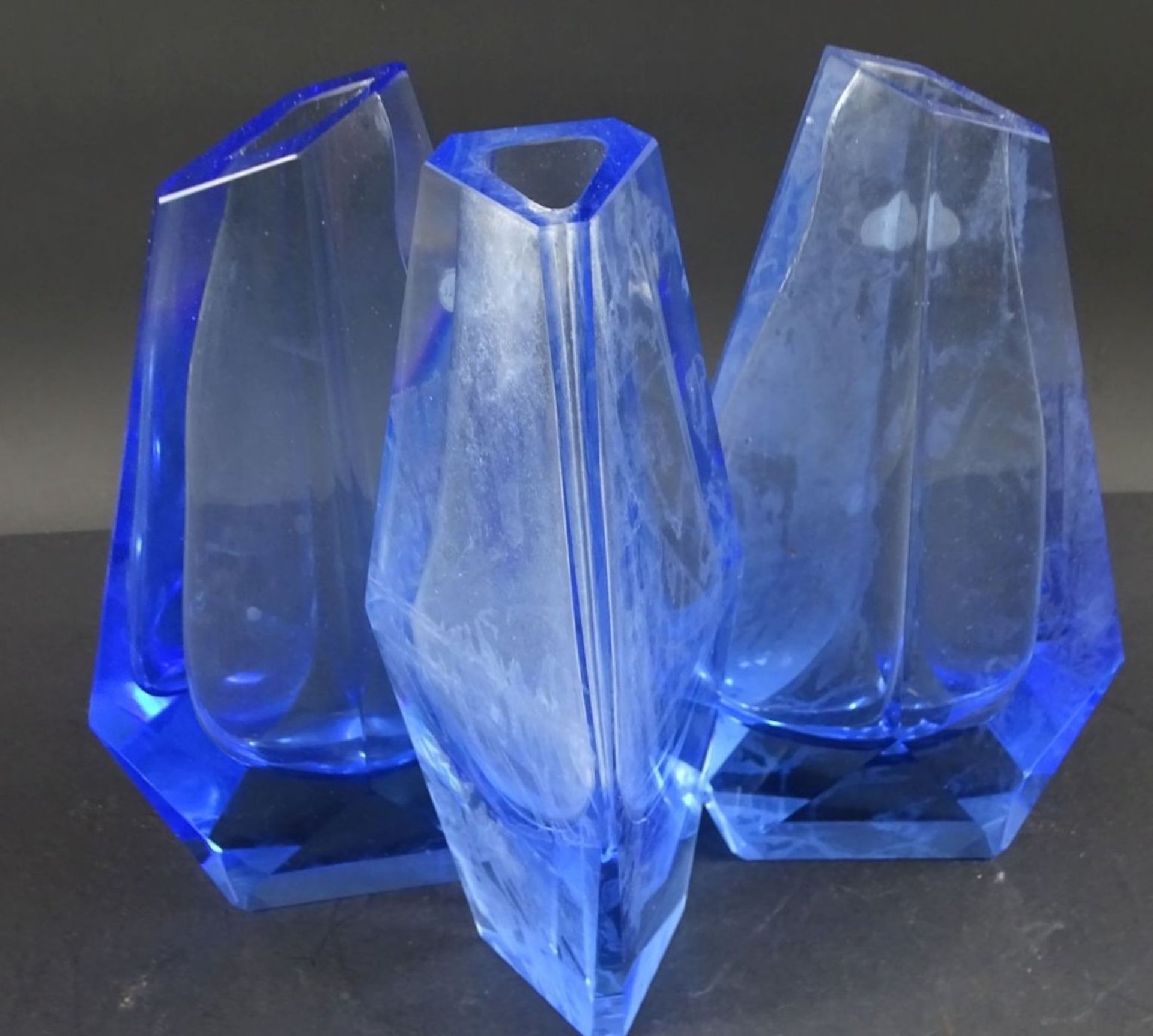 3x blaue asymetr. Vase "VEB Ilm-Kristall" Handschliff, Etikett, H-ca. 21 cm, tw. blind? - Image 3 of 4