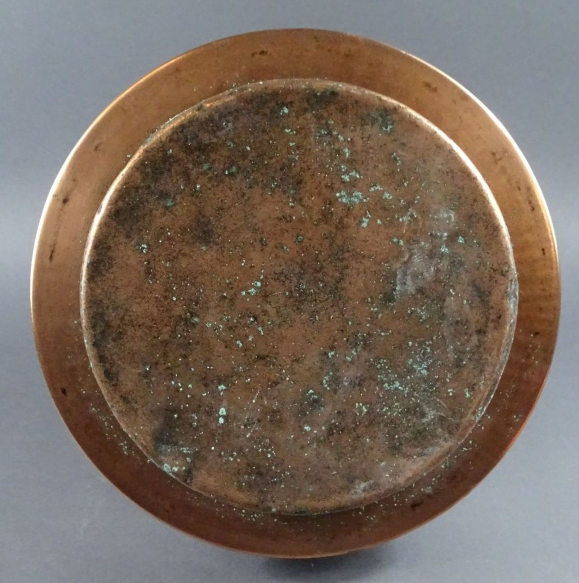 gr. Kupfer-Herdwasserkessel, vernickelt, Holzknauf auf Deckelbekrönung fehlt, H-30 cm, D-28 cm - Image 7 of 7