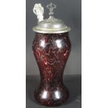 Jugendstil-Weinkrug mit Zinndeckel, weiss geädertes rotes Glas, H-24 cm