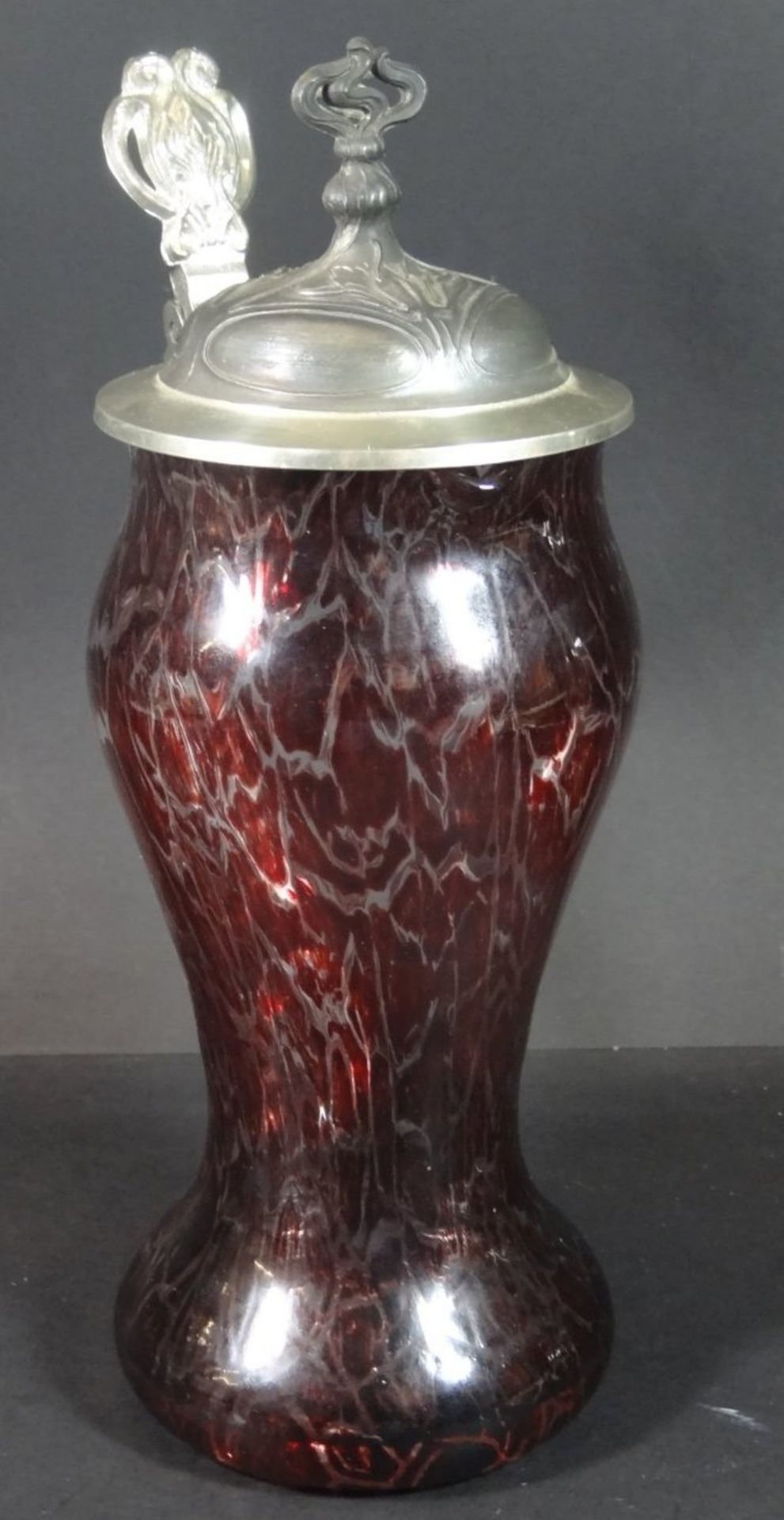 Jugendstil-Weinkrug mit Zinndeckel, weiss geädertes rotes Glas, H-24 cm