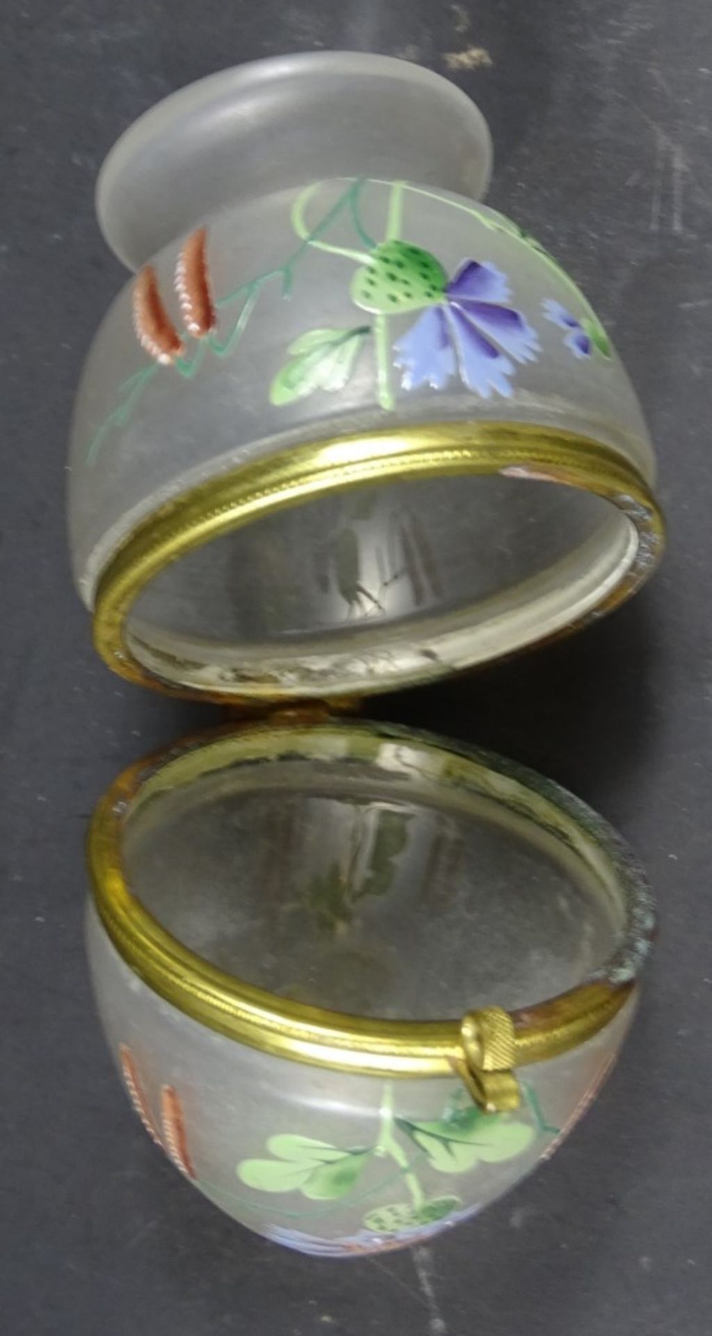 Eierförmige Glasdose, bemalt, mit Bronzemontur, H. 12,5 cm - Image 4 of 6