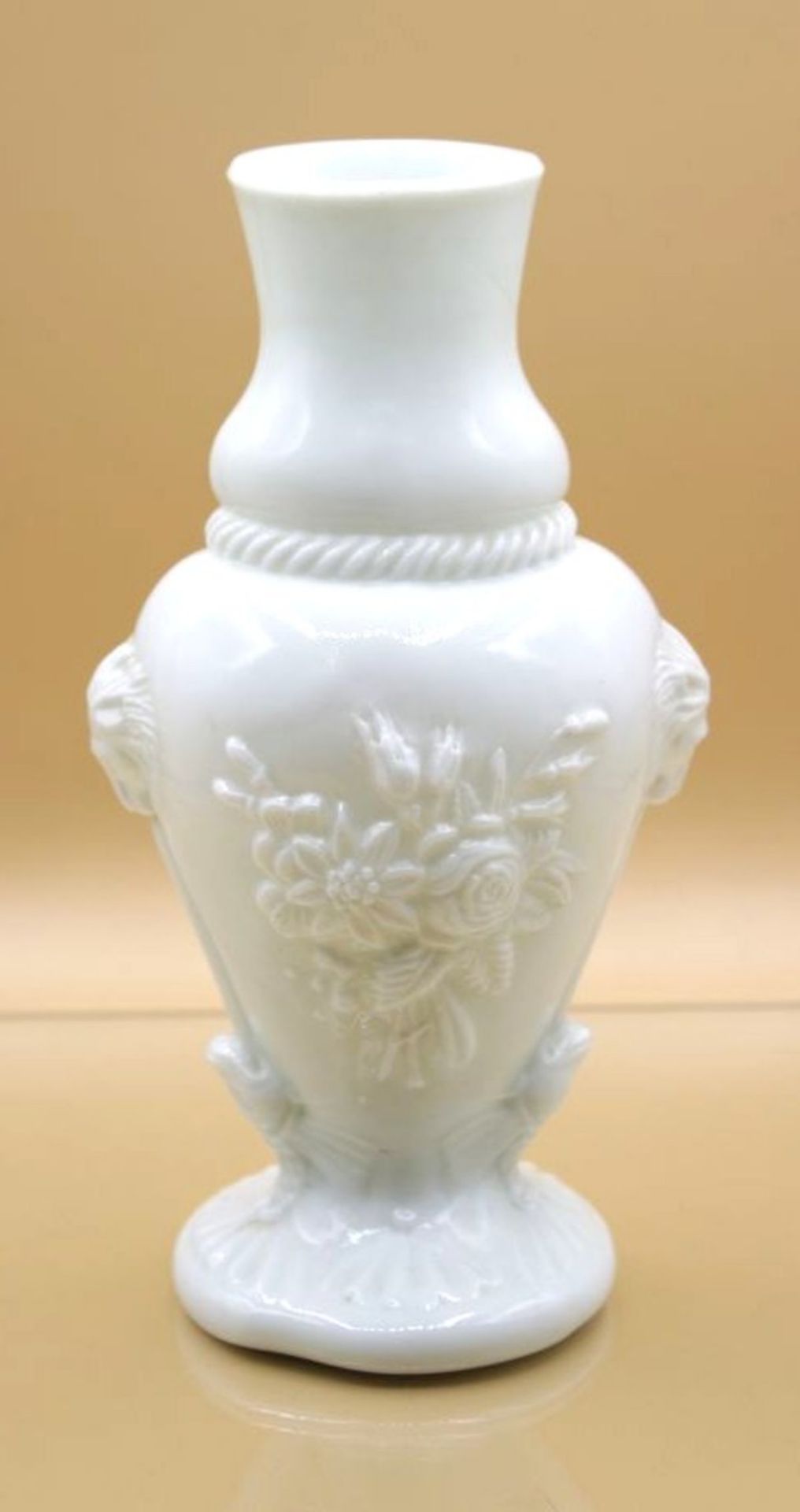 Vase um 1910/20, opalines Glas reliefiert, H-20,5cm.