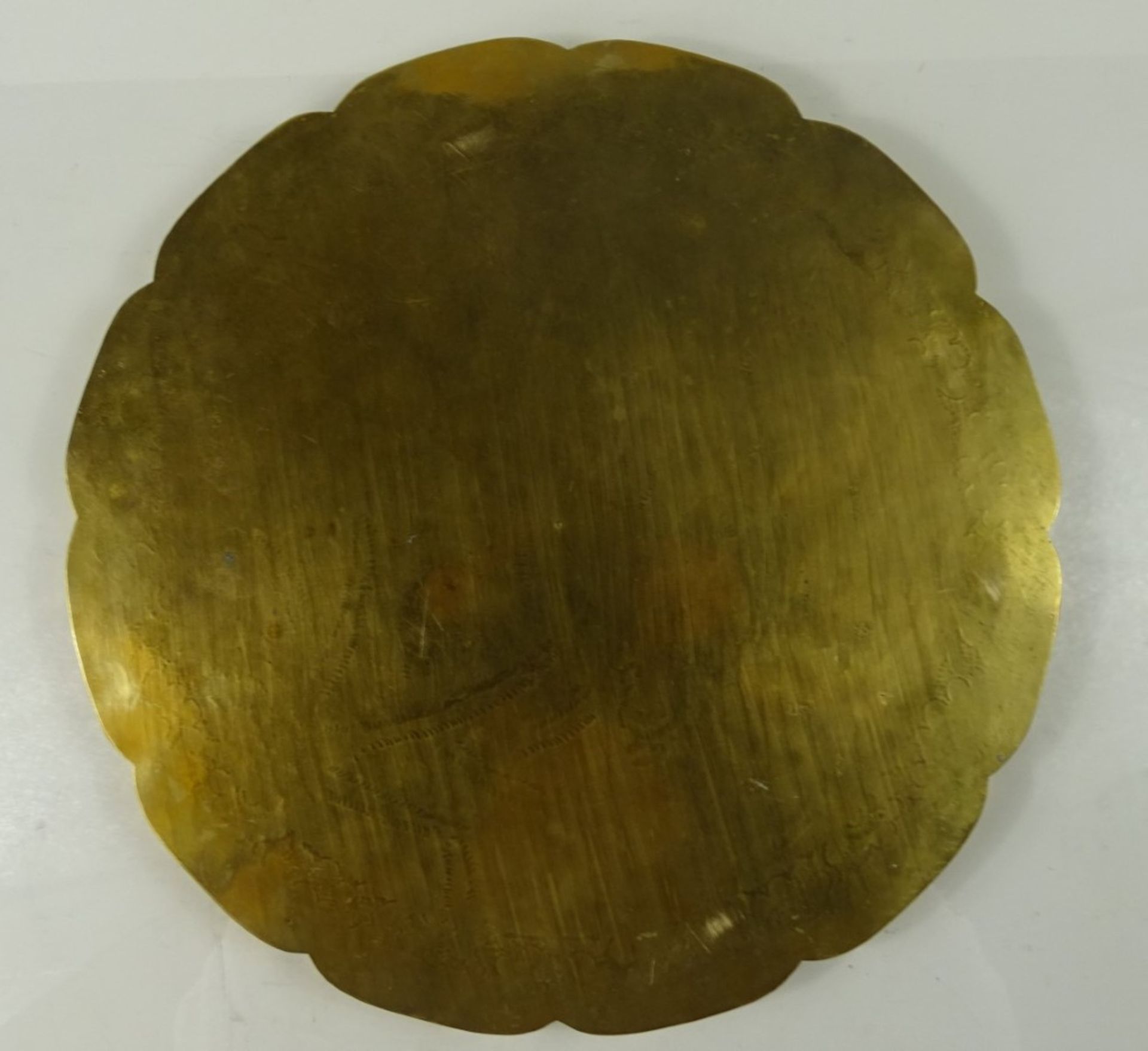 Messing-Tablett, China, mit figürlicher Verzierung, Dm. 28 cm, Alters- und Gebrauchsspuren - Image 3 of 4