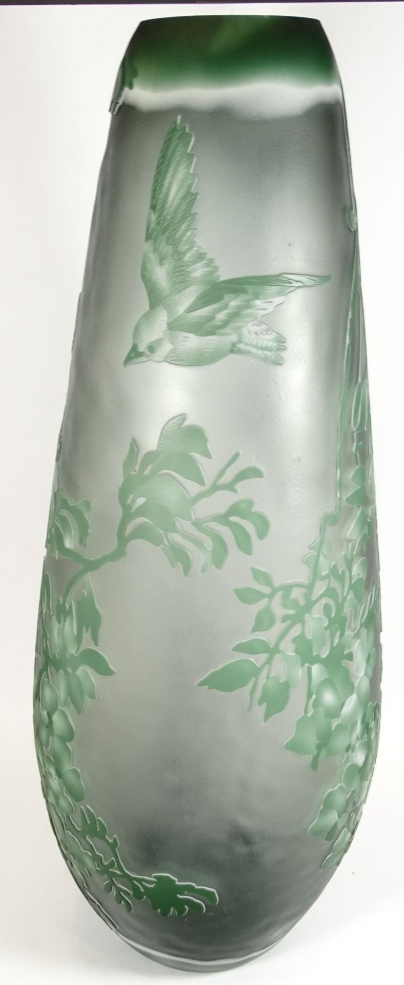 hohe Vase, bezeichnet Type Gallè, Zweige mit Vögel, überfangen und geschnitten, H-48 cm - Image 3 of 10