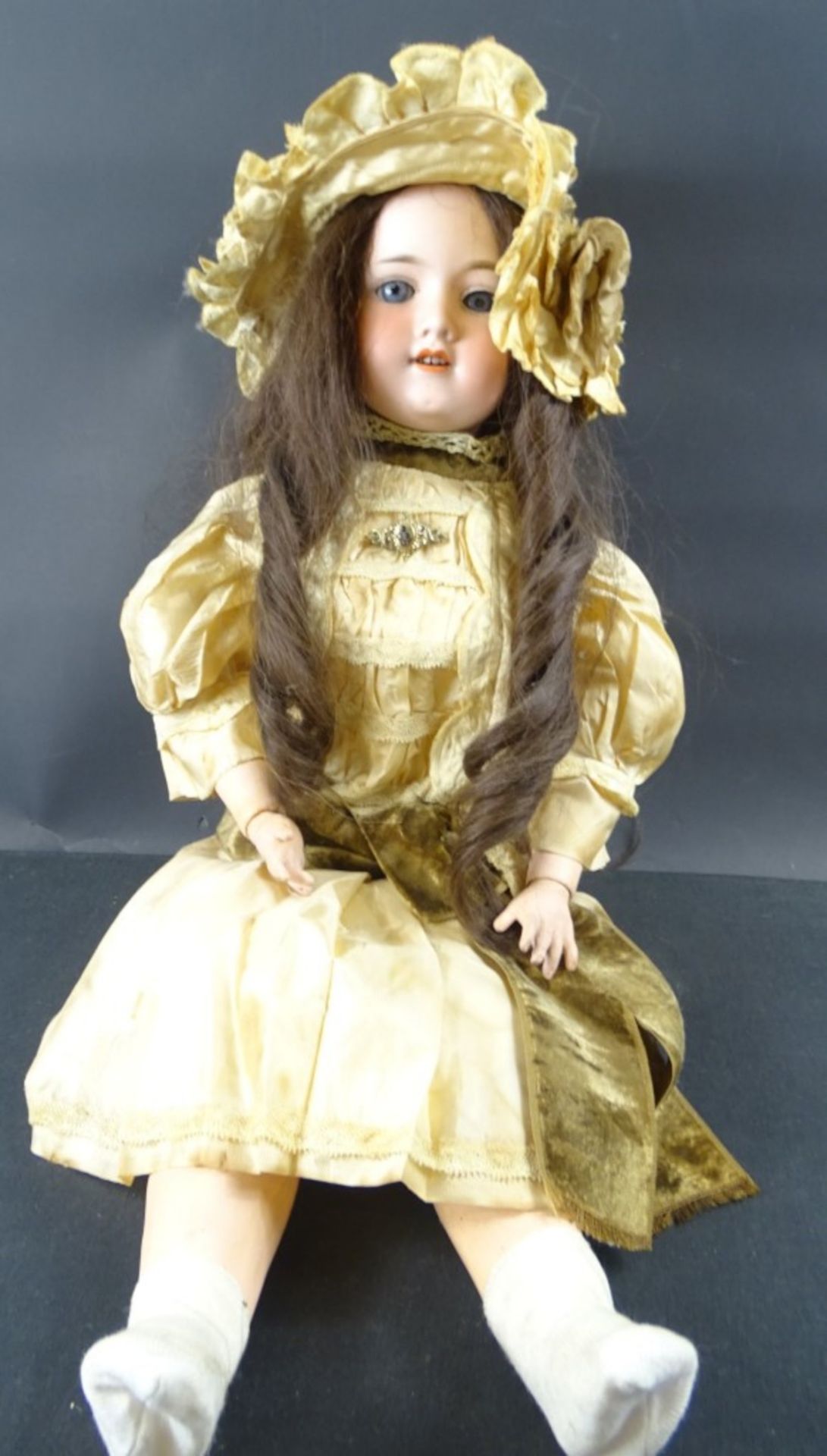 Alte Armand Marseille-Puppe mit Porzellankopf, H. ca. 62 cm, Schlafaugen, obere Zahnreihe,