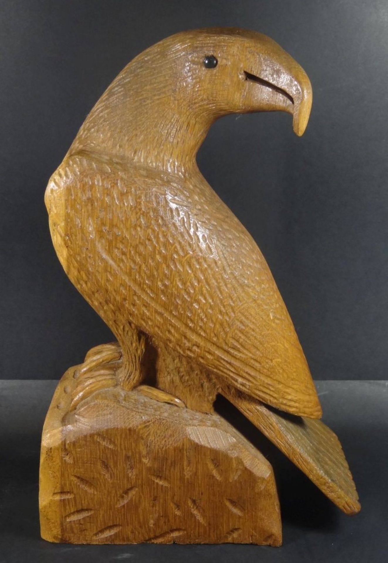 gr. Holzschnitzerei "Adler" auf Sockel, H-40 cm, T-25 cm