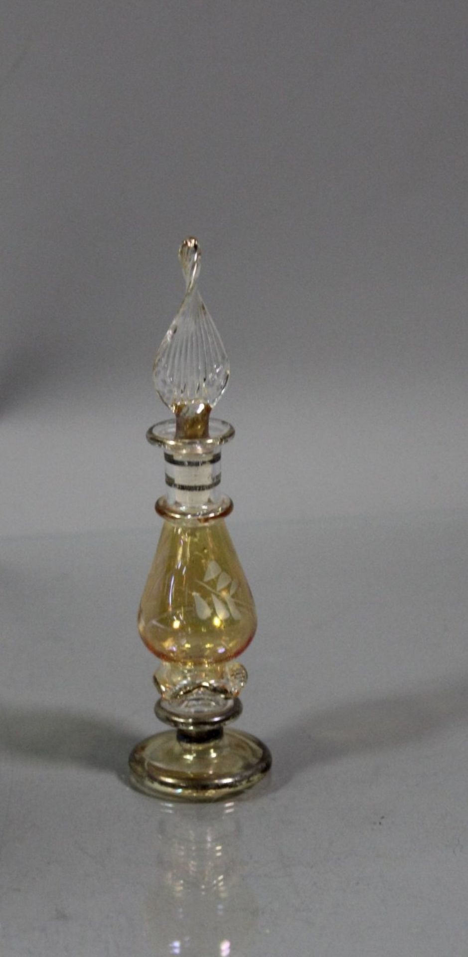 zwei gläserne Parfum-Glasphiolen. Unbeschädigt. Maße: Kleine Phiole 10cm, große Phiole 25cm. - Image 3 of 3