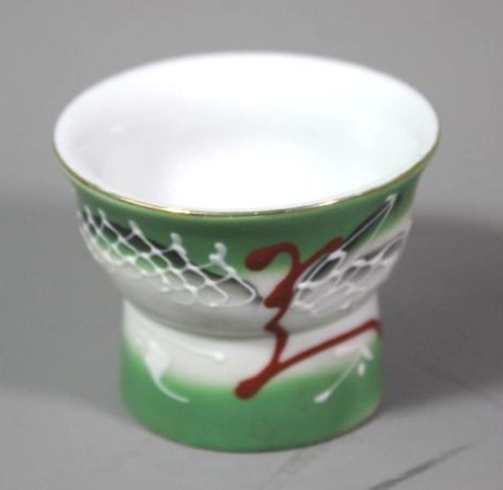 6x Sake-Becher mit Lupenglas, erotische Darstellungen, 1x Boden fehlt, wohl 60/70er Jahre, H-4,5cm. - Image 2 of 6
