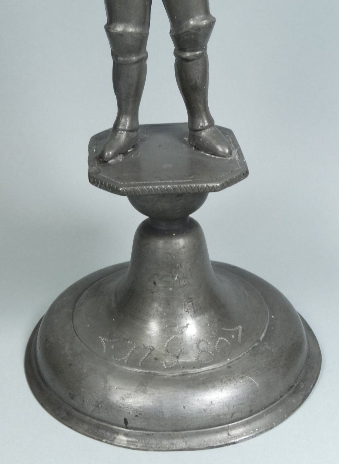hohe figürliche Bergmanns-Öllampe aus Zinn, dat. 1780, H-33 cm, B-21 cm, seltene Ausführung, guter - Image 4 of 10