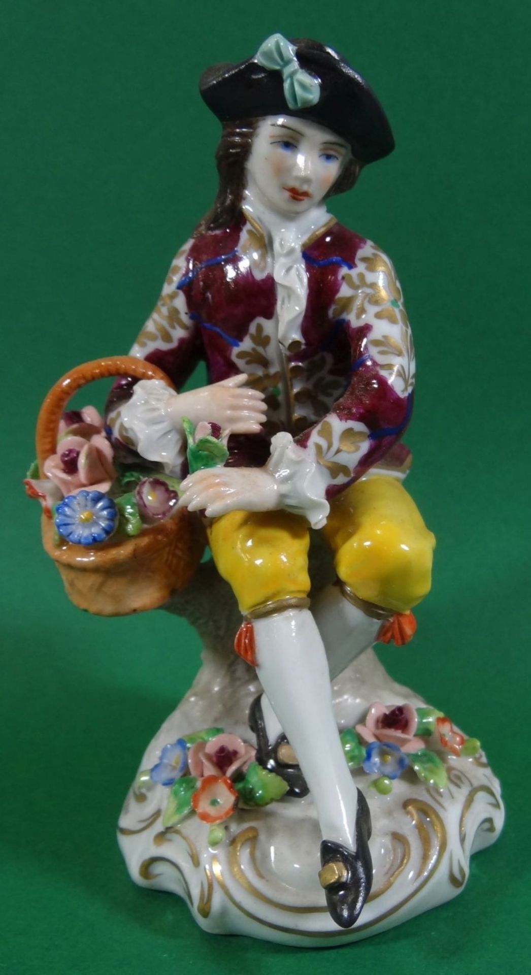 Junger Kavalier mit Blumenkorb "Sitzendorf", bemalt, H-12 cm,