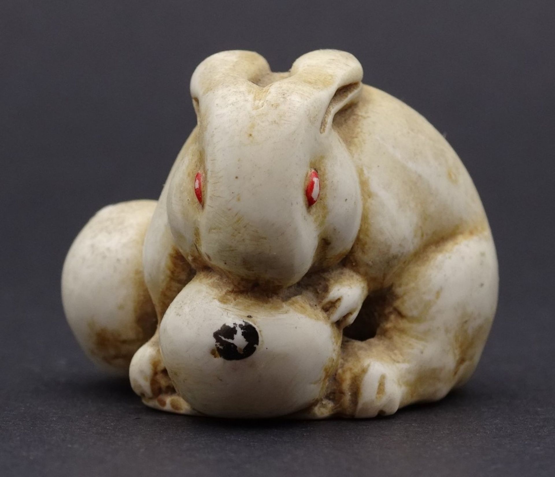 Netsuke - Hase mit Mispel, signiert, H- 2,7cm - Bild 2 aus 6
