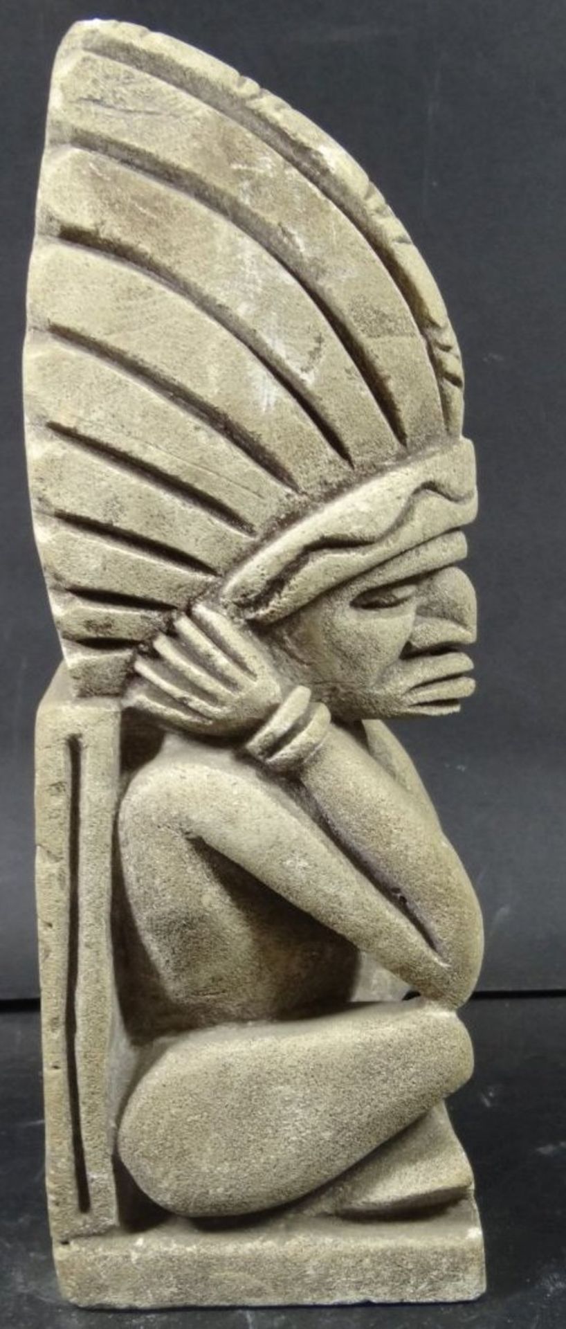 sitzender Indianer aus Basalt, wohl Mittelasmerika?, H-21 cm - Bild 4 aus 5