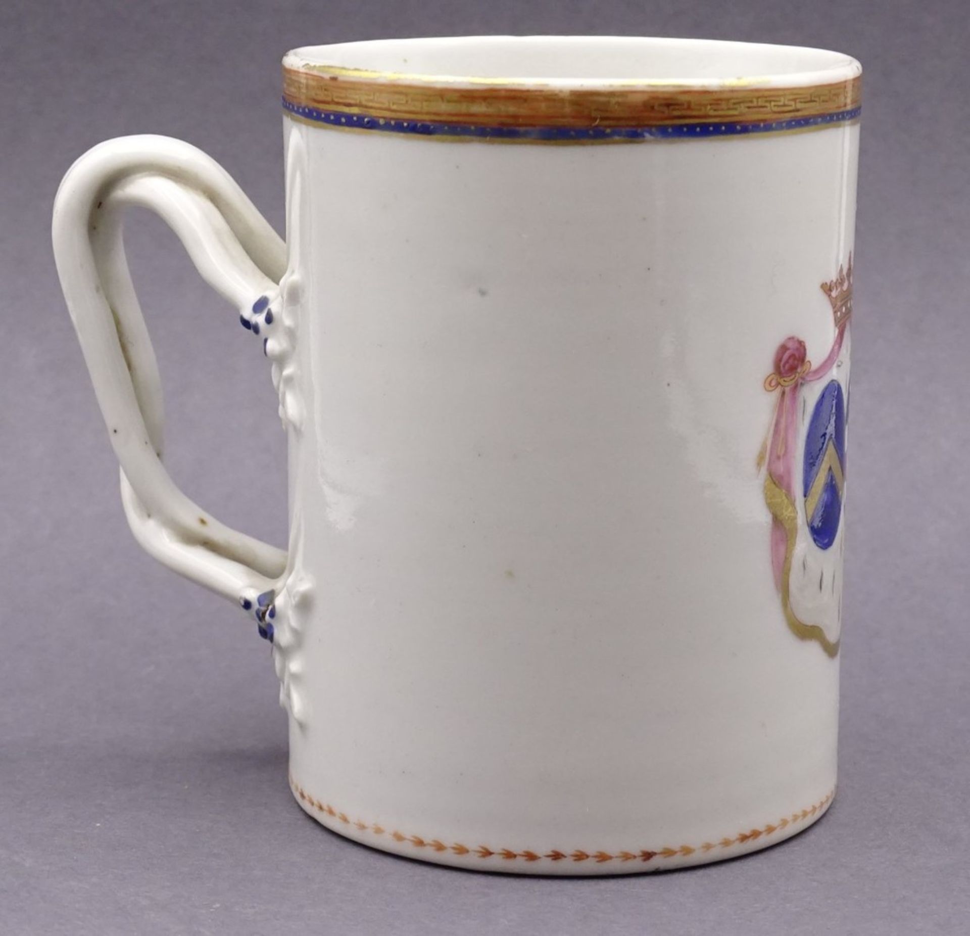 seltene Kaffeetasse, 19.Jhd.,mit Adelswappen und verschlungenen Henkel ,H- 10cm,ungemarkt - Image 5 of 7