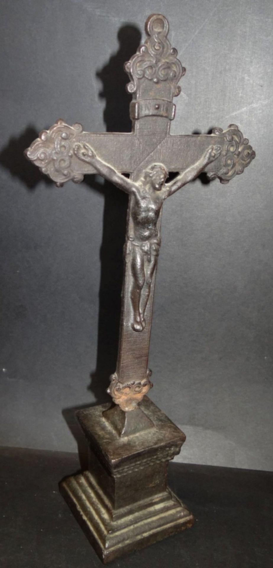 Tischkruzifix, wohl Berliner Eisen, 19.Jhd., Alters-u. Gebrauchsspuren, H-34 cm - Image 2 of 6