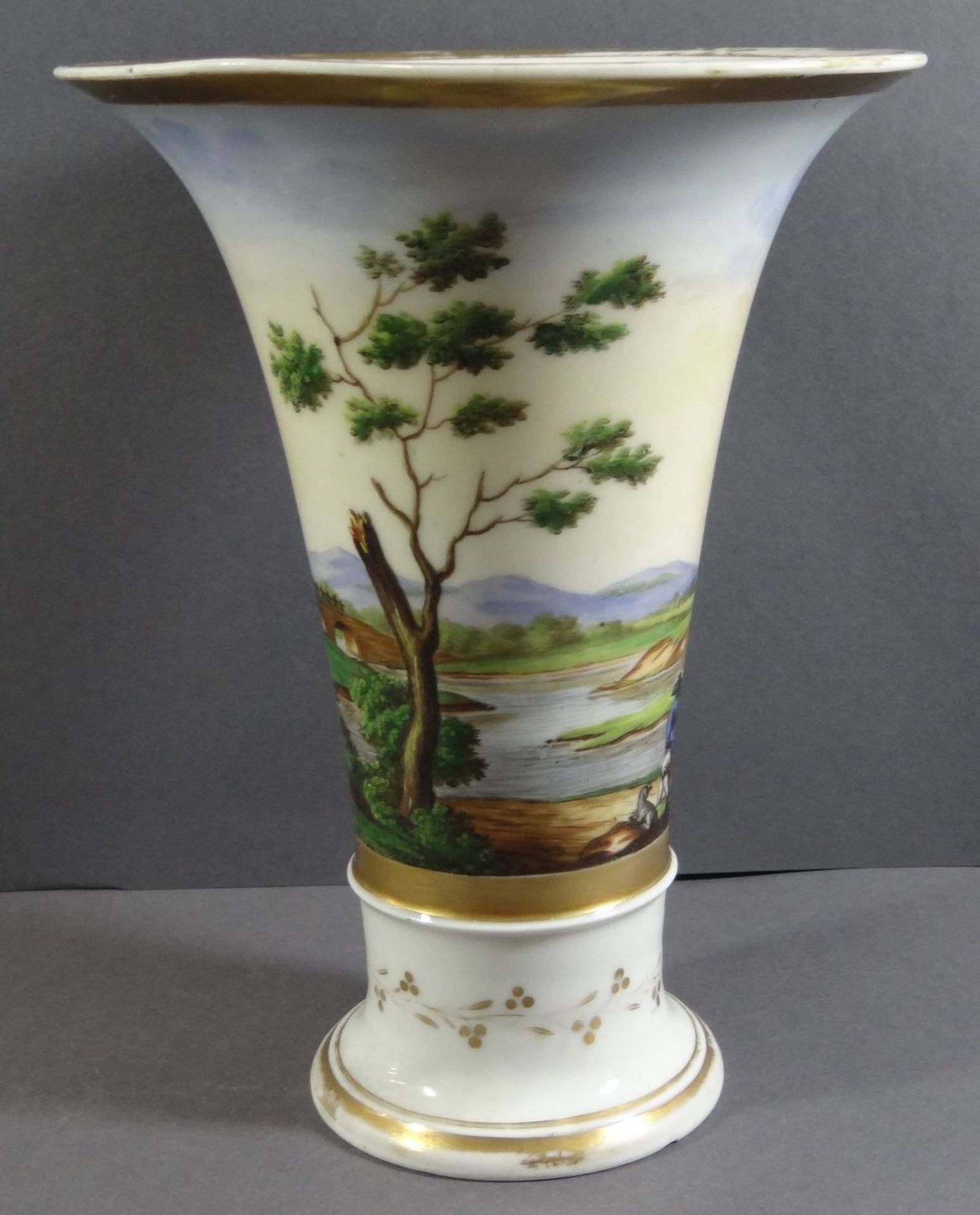 Biedermeier-Trichtervase mit Landschaftsbemalung, Golddekor berieben,Stand mit kl. Abplatzer, H-22