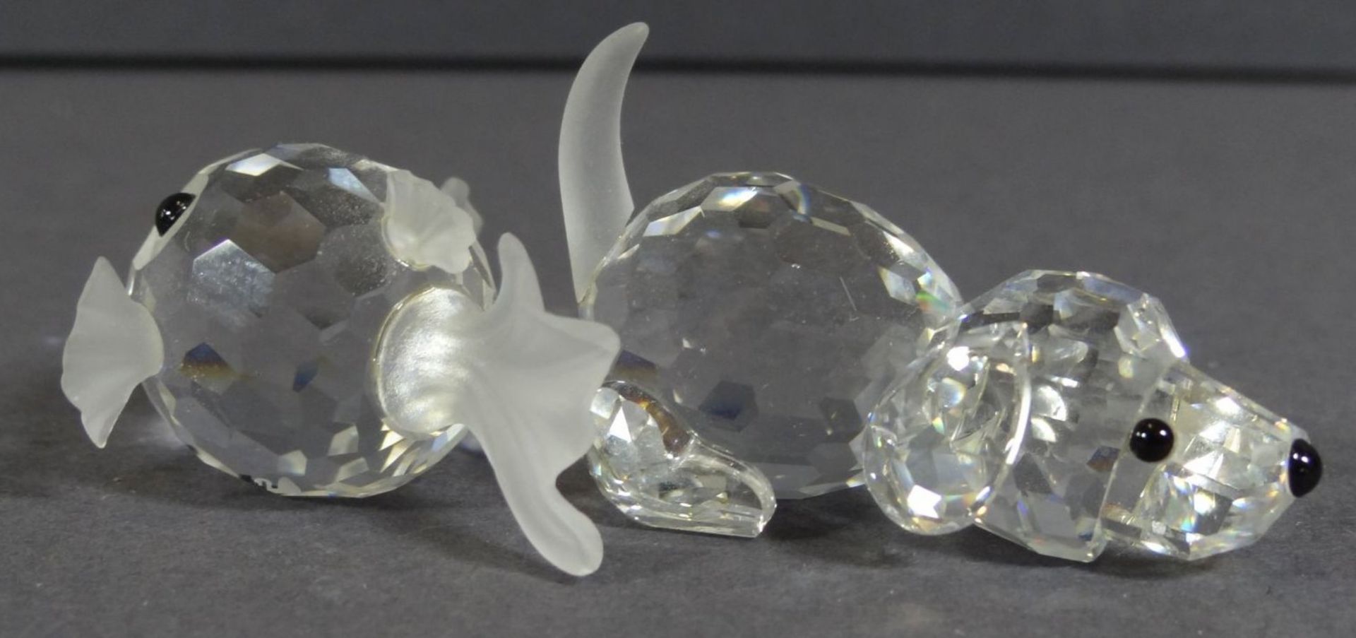 Zwei "Swarovski" Tiere, Hund und Fisch,H-3,5-4,0cm, ein Bein des Hundes fehlt - Image 3 of 5