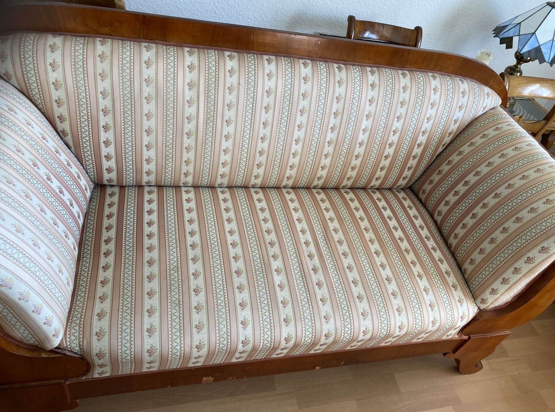 Biedermeier Sofa, aufgearbeitet, aber Frontleiste unten mit Furnier-Schäden, ansonsten sehr gut - Image 3 of 6