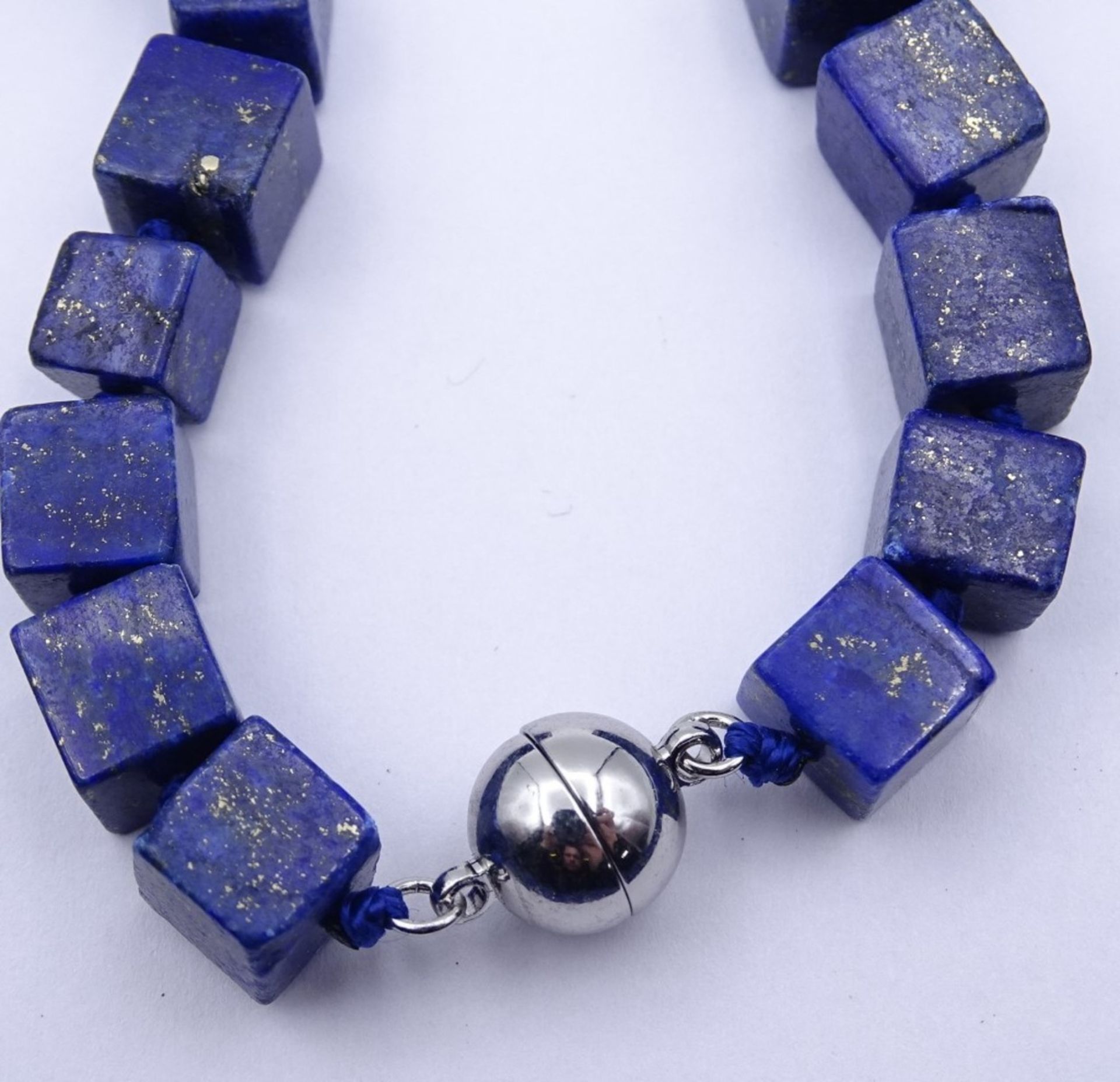 Halskette mit Lapislazuli Würfeln und silberfarbenen Magnetverschluss,ca.L- 49,5cm, 82,9gr. - Image 2 of 5