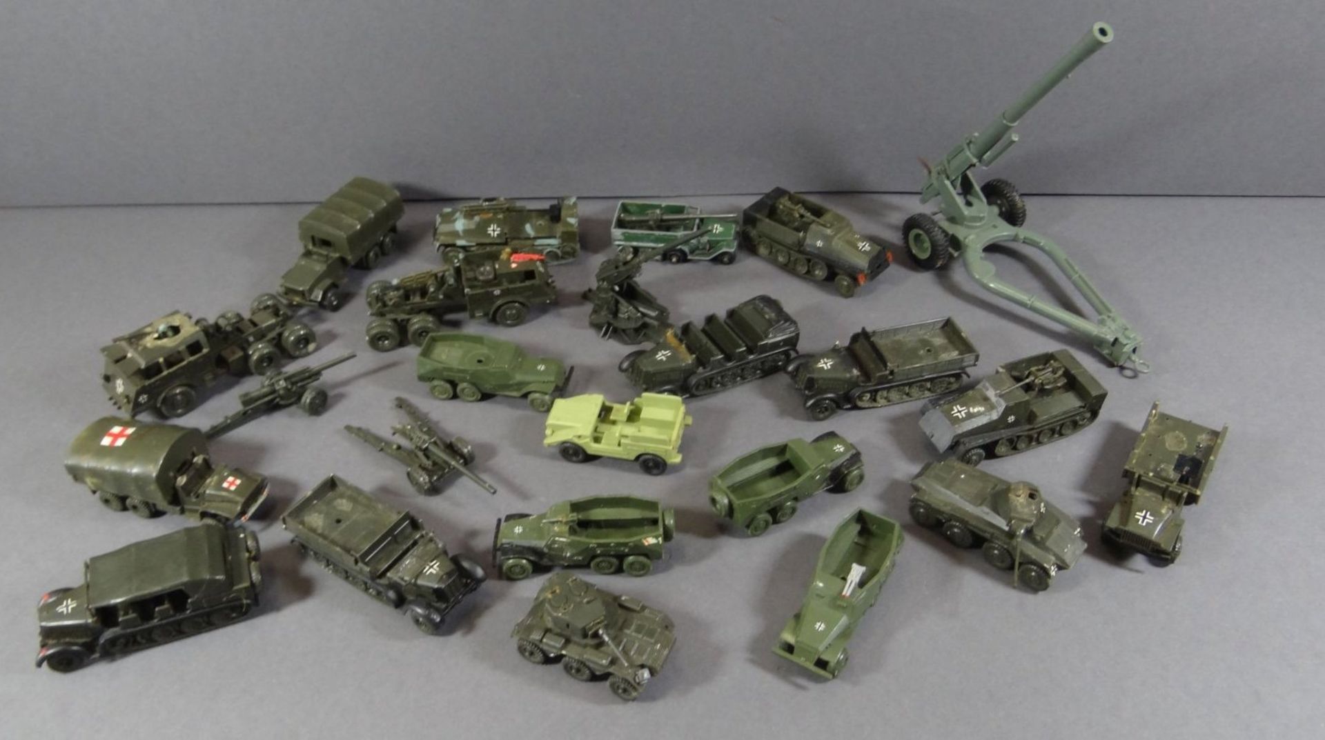 kl. Karton voller militärisches Spielzeug, Panzer, Autos etc., ca. 50 Teile, tw. beschädigt, anbei - Image 5 of 8