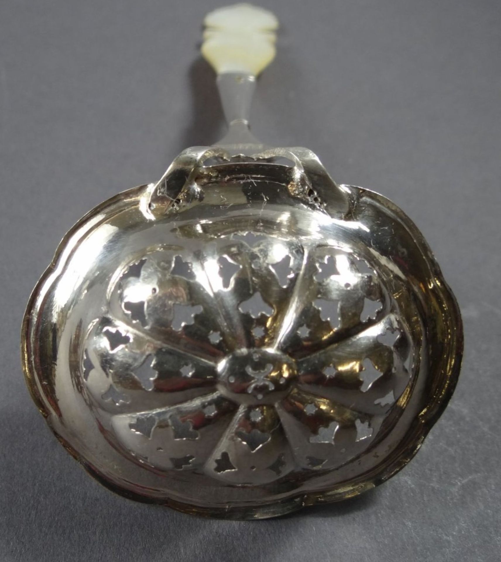 Streulöffel, Silber vergoldet, mit Perlmuttgriff,beschriftet "Münsster", L-18 cm, zus. 33 gr. - Bild 4 aus 8