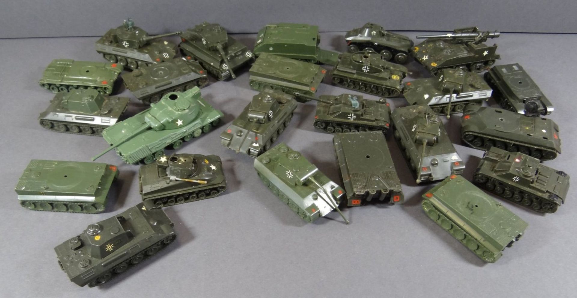 kl. Karton voller militärisches Spielzeug, Panzer, Autos etc., ca. 50 Teile, tw. beschädigt, anbei - Image 2 of 8