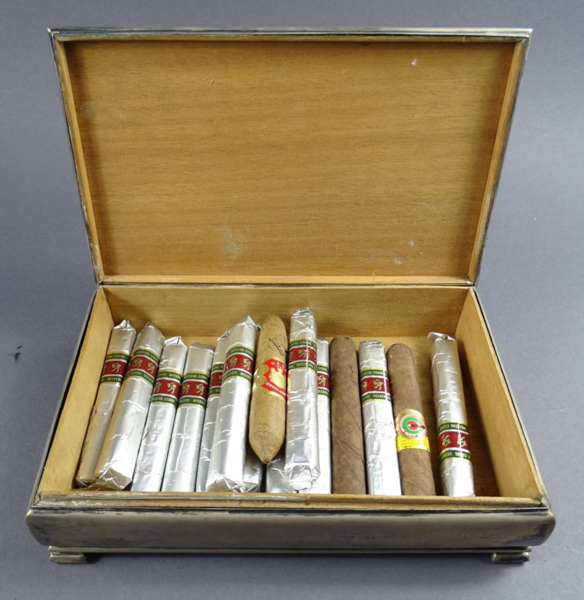 Zigarrenschachtel, Holz mit 830er-Silbermontur, 24 x 15,5 x 6,5 cm, 15 Zigarren enthalten, Gravur
