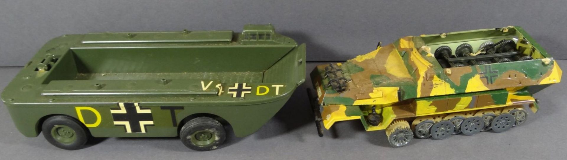 kl. Karton voller militärisches Spielzeug, Panzer, Autos etc., ca. 50 Teile, tw. beschädigt, anbei - Image 4 of 8