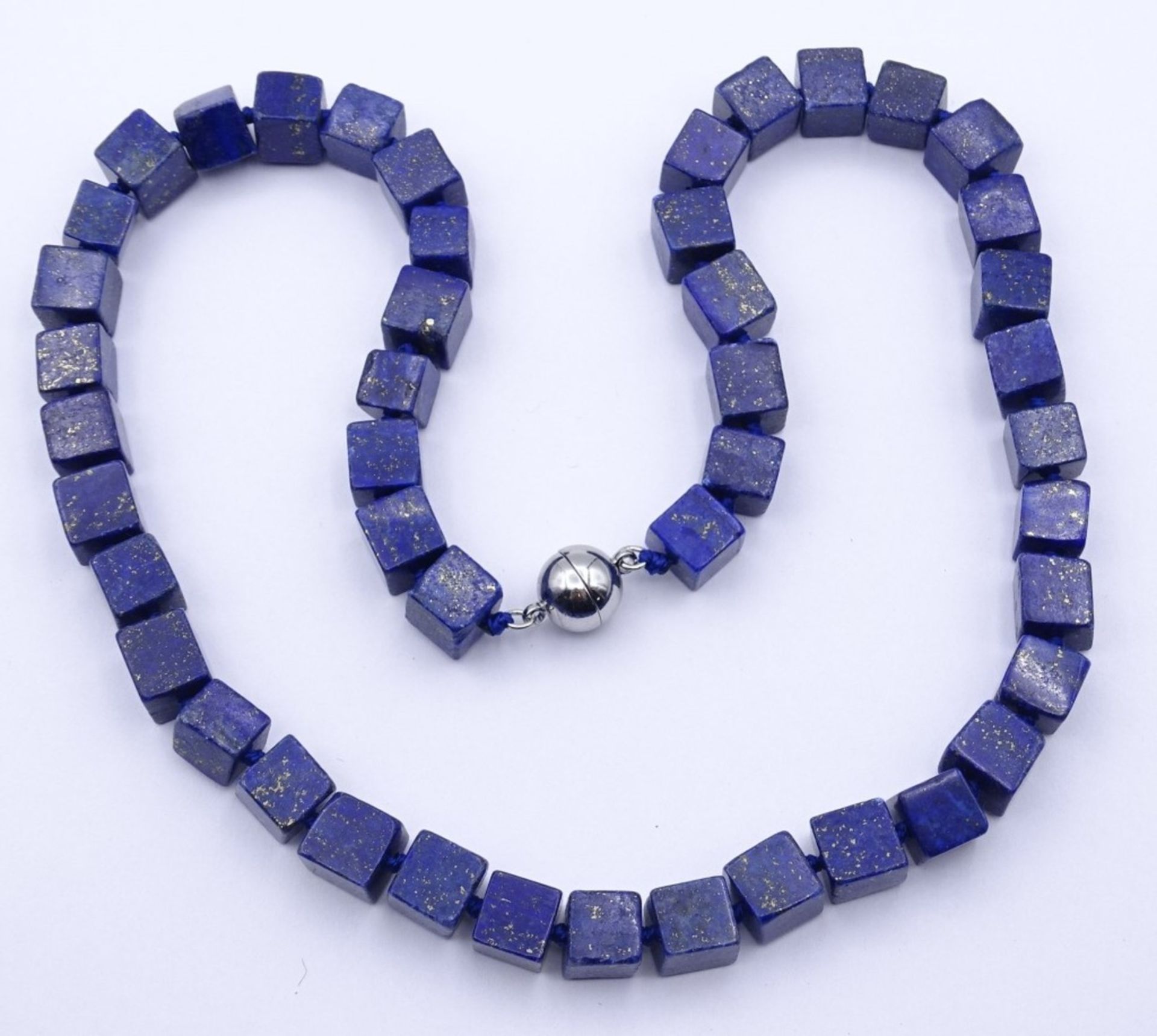 Halskette mit Lapislazuli Würfeln und silberfarbenen Magnetverschluss,ca.L- 49,5cm, 82,9gr.