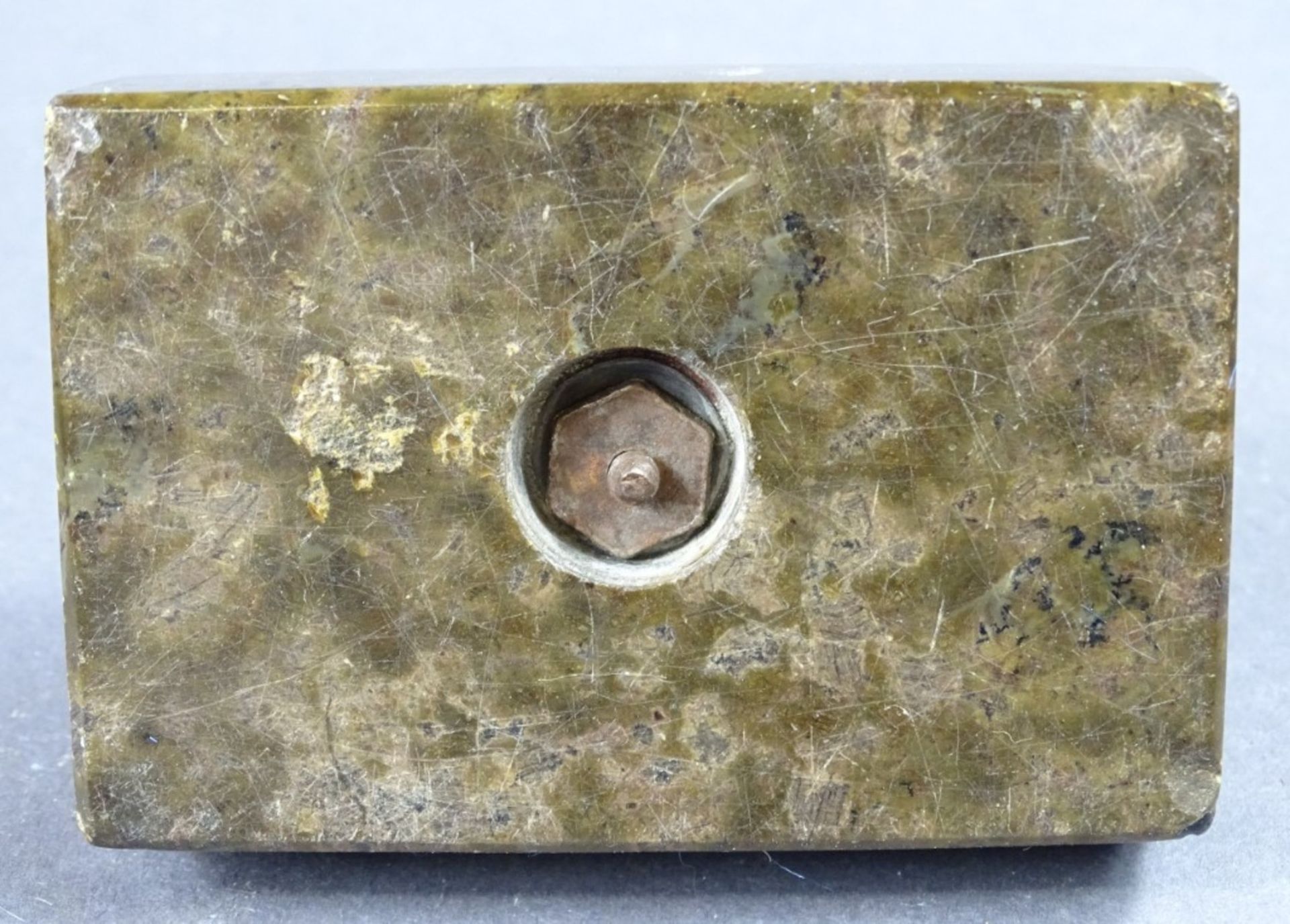 Briefbeschwerer, bronzene Jungenbüste auf Steinsockel, H. ca. 8 cm, Sockel: 9 x 6 cm, Chips und eine - Image 4 of 6