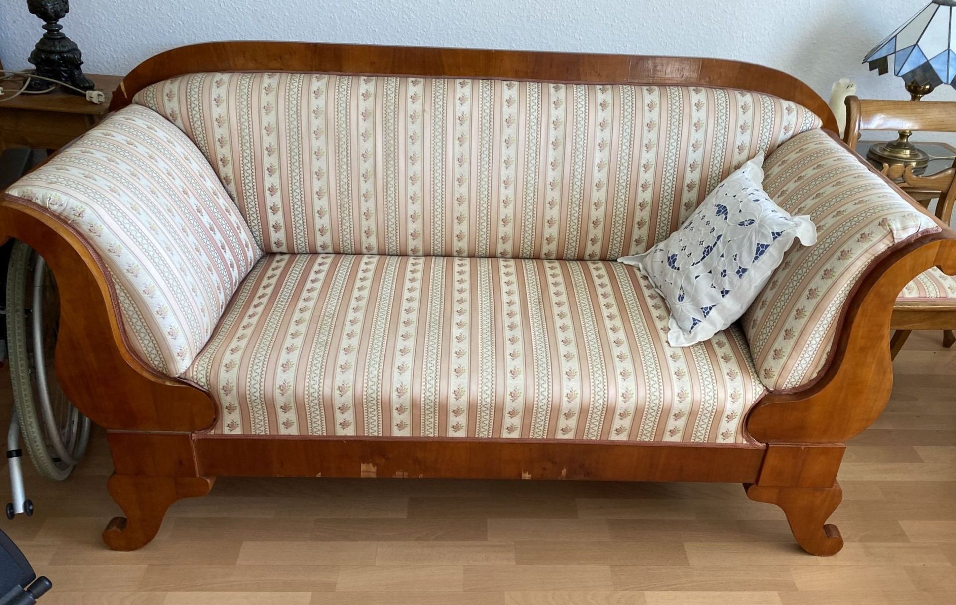 Biedermeier Sofa, aufgearbeitet, aber Frontleiste unten mit Furnier-Schäden, ansonsten sehr gut