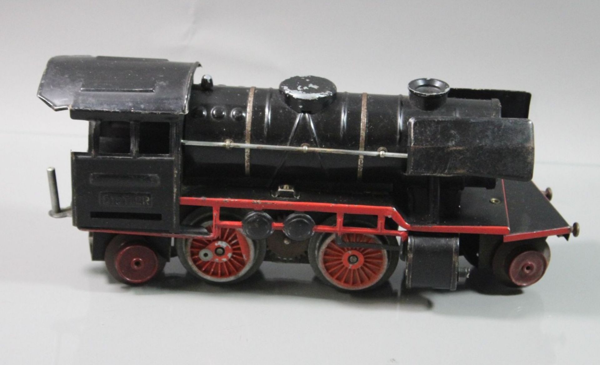 Konvolut Blech-Spielzeug, 3x div. Lokomotiven (Distler, Hornby und ungemarkt) sowie kl. Blechauto " - Image 8 of 10