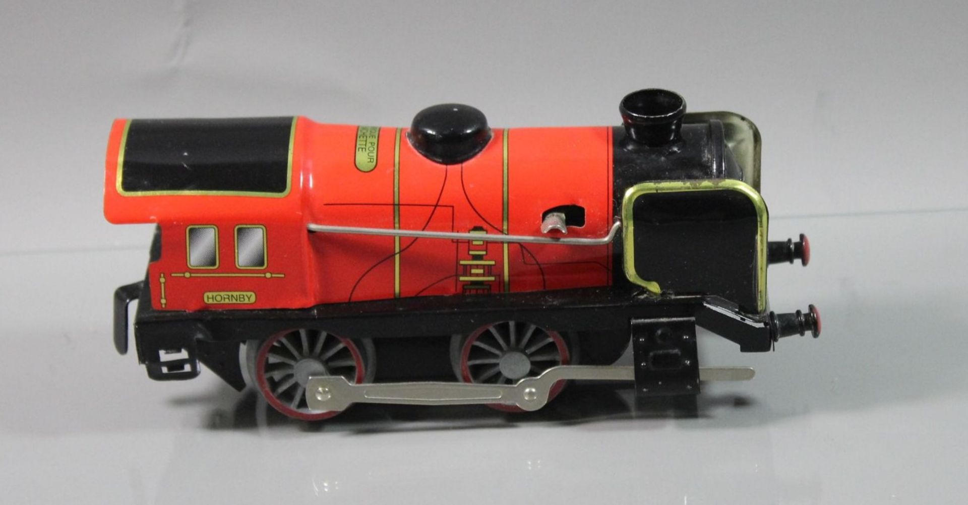 Konvolut Blech-Spielzeug, 3x div. Lokomotiven (Distler, Hornby und ungemarkt) sowie kl. Blechauto " - Image 4 of 10