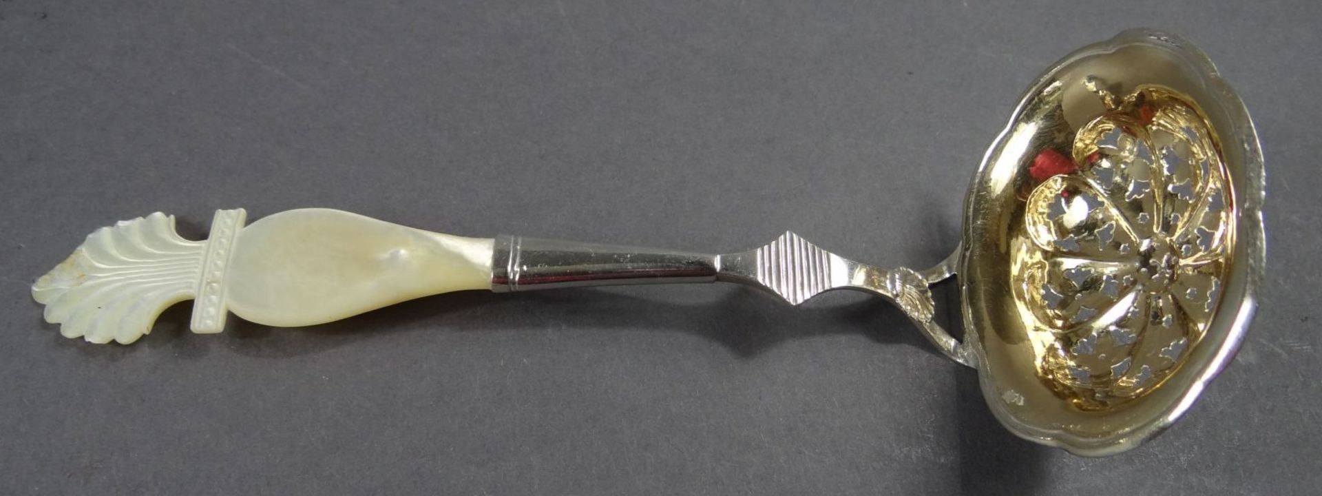 Streulöffel, Silber vergoldet, mit Perlmuttgriff,beschriftet "Münsster", L-18 cm, zus. 33 gr.