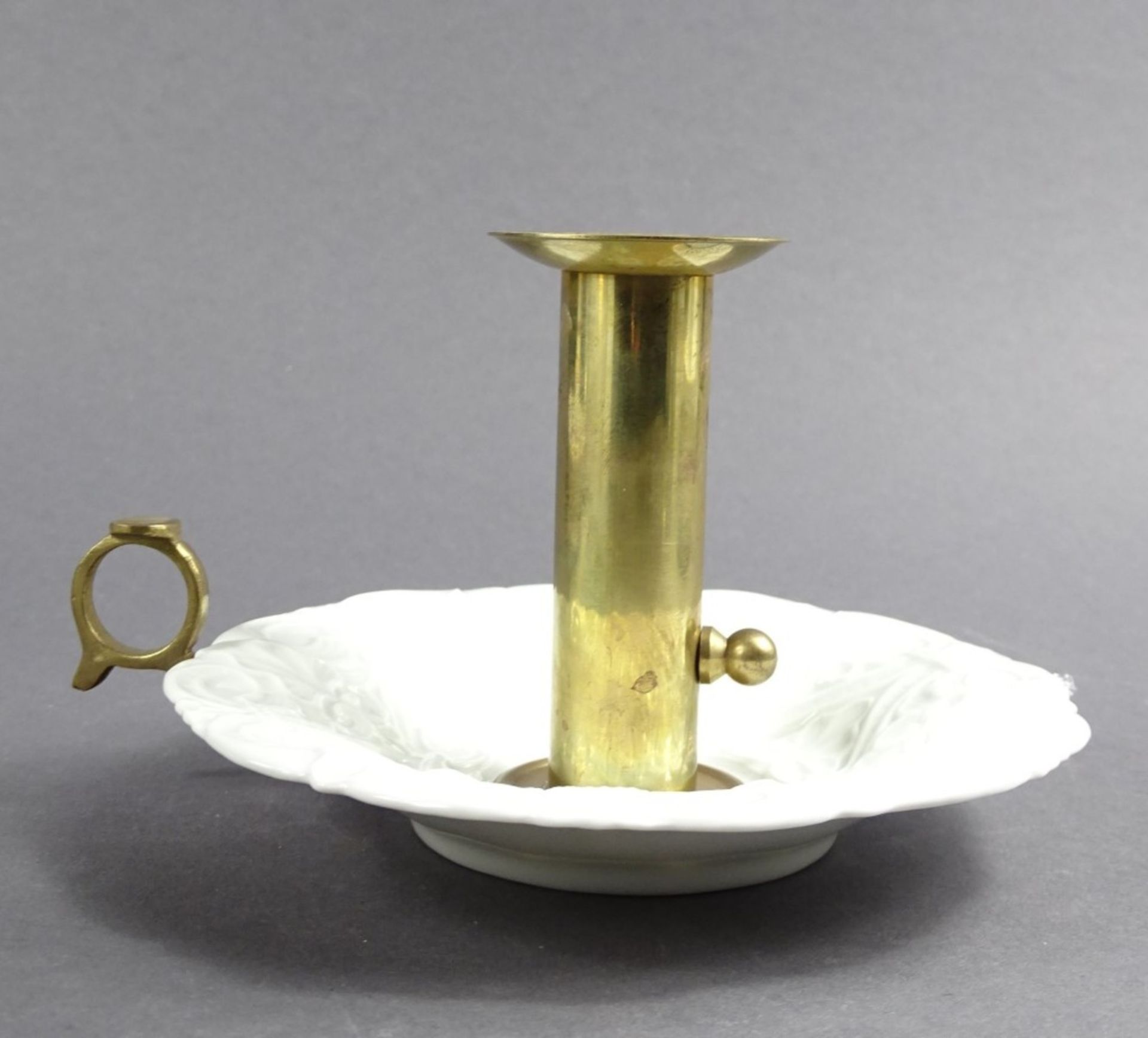 Kerzenhalter, Meissen, Messing und Porzellan, H. ca. 10,5 cm, d. 15,5 cm Messing etwas angelaufen