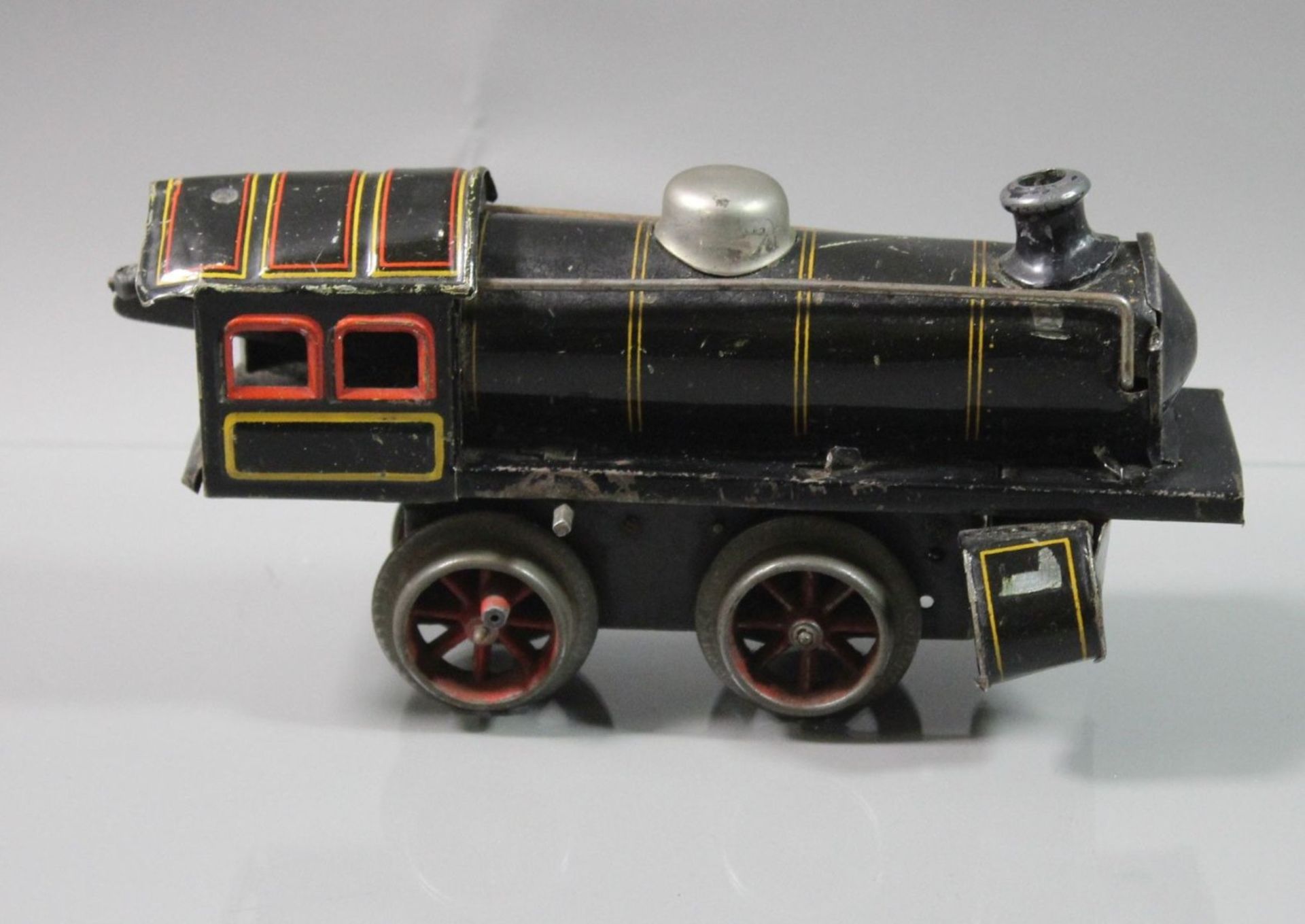 Konvolut Blech-Spielzeug, 3x div. Lokomotiven (Distler, Hornby und ungemarkt) sowie kl. Blechauto " - Image 6 of 10