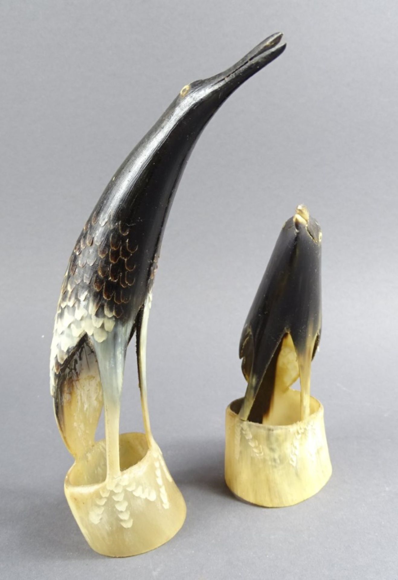 2 geschnitzte Vogelfiguren, Horn, H. 26,5 und 19 cm
