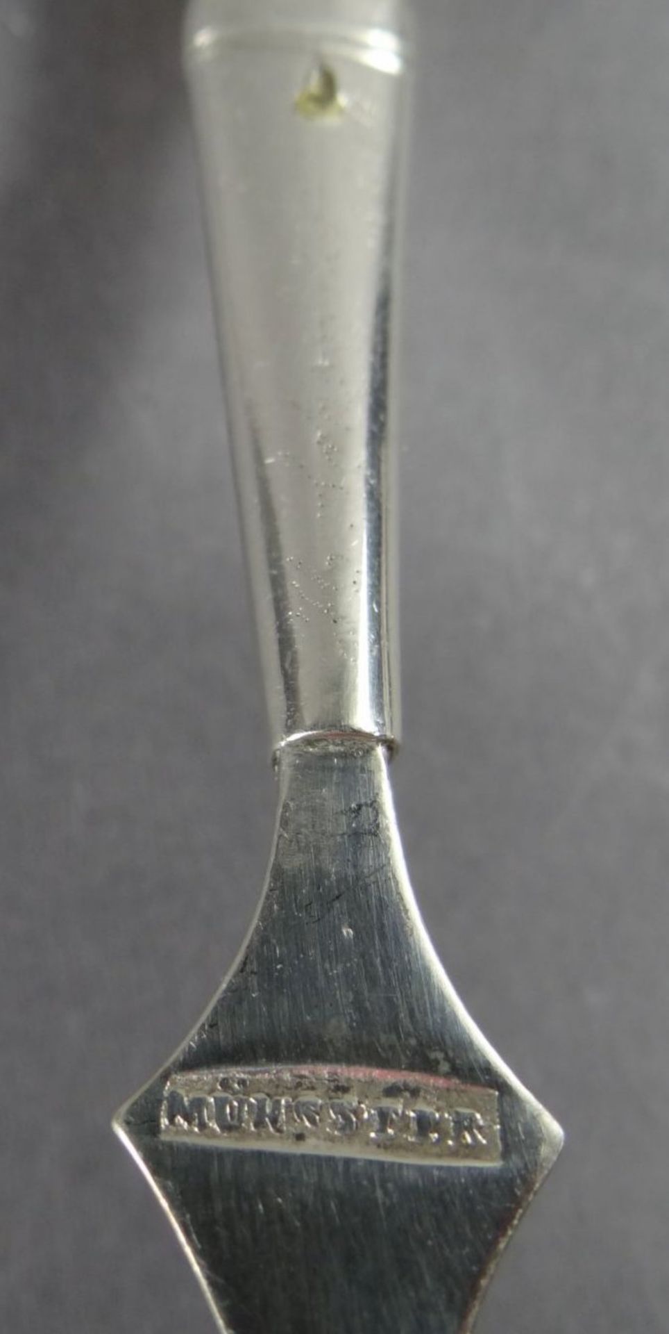 Streulöffel, Silber vergoldet, mit Perlmuttgriff,beschriftet "Münsster", L-18 cm, zus. 33 gr. - Bild 5 aus 8