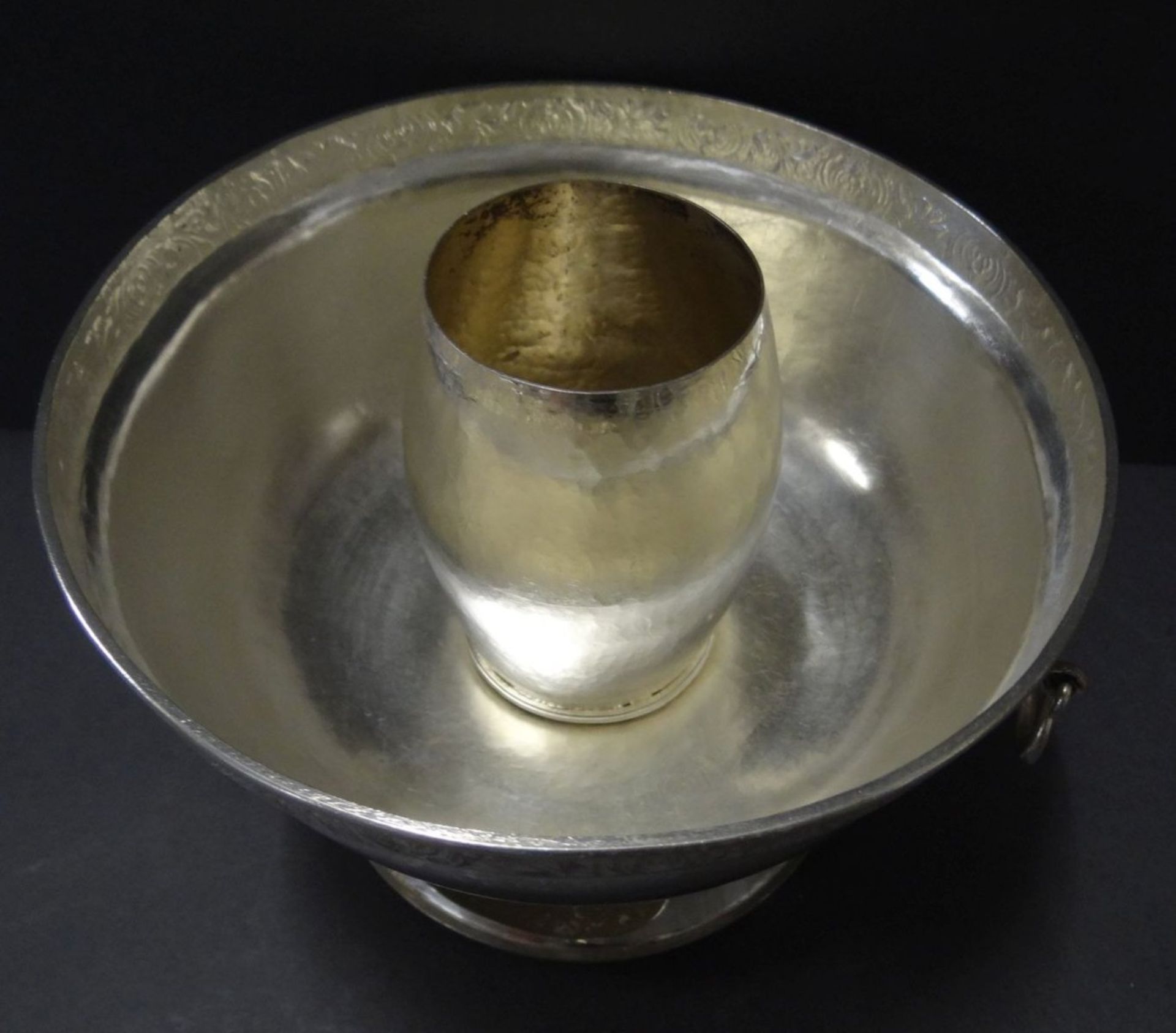 gr. Silber-Stövchen mit Henkel, , H-13 cm, D-18 cm, undeutlich in Boden gepunzt (China?), 881 gramm, - Bild 6 aus 10