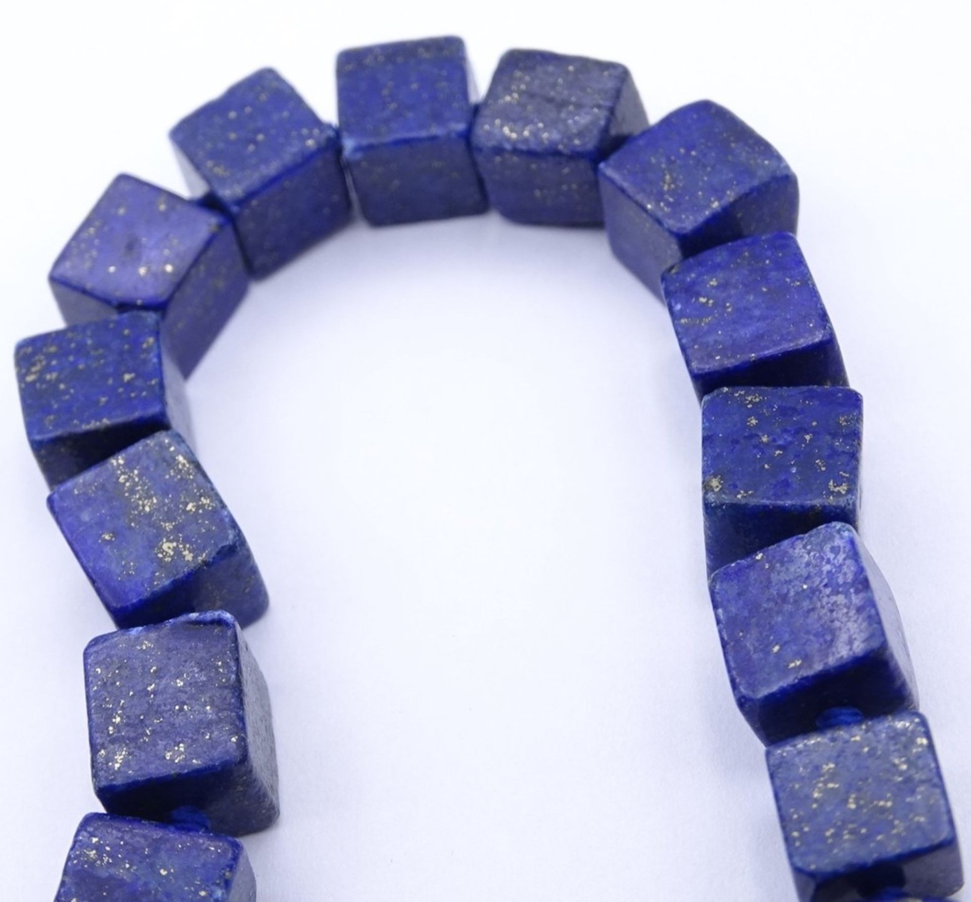 Halskette mit Lapislazuli Würfeln und silberfarbenen Magnetverschluss,ca.L- 49,5cm, 82,9gr. - Image 4 of 5