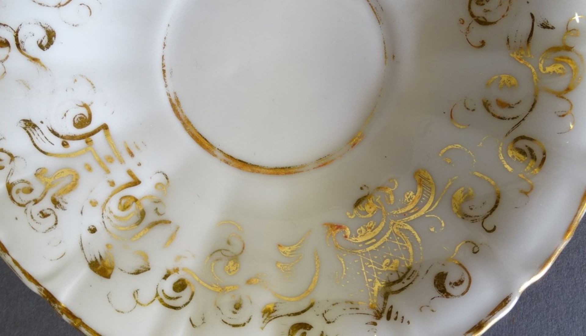 Service mit Golddekor 8 Kaffeetassen: 7 cm 3 Untertassen: d. 15 cm 6 Kuchenteller: d. 19 cm Sauciere - Bild 6 aus 9