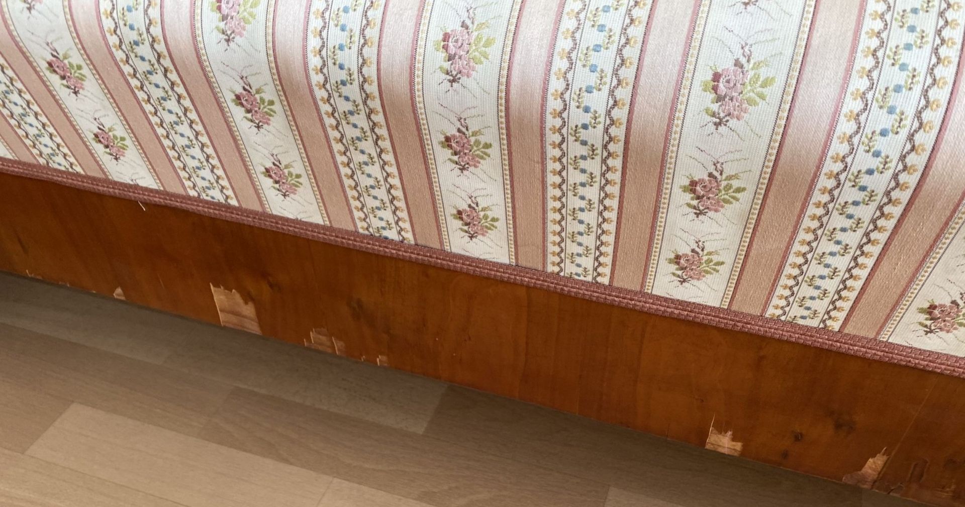 Biedermeier Sofa, aufgearbeitet, aber Frontleiste unten mit Furnier-Schäden, ansonsten sehr gut - Image 2 of 6