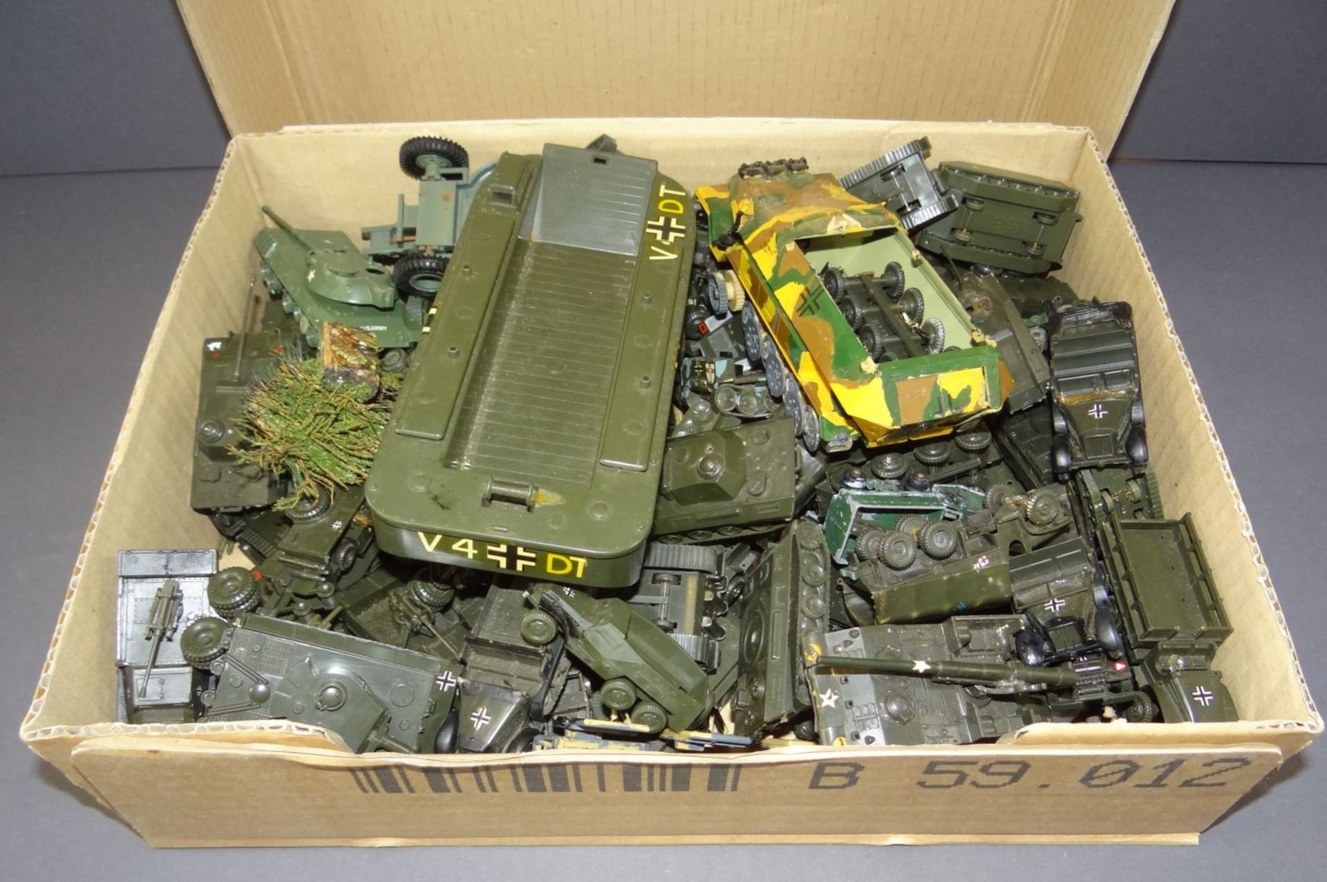 kl. Karton voller militärisches Spielzeug, Panzer, Autos etc., ca. 50 Teile, tw. beschädigt, anbei